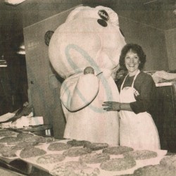 Bake+Off+34+Linda+with+Doughboy+and+cookies1