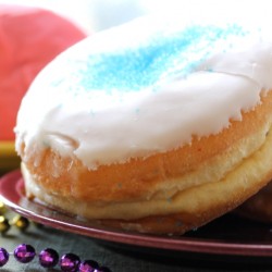 Paczki+on+plate+with+necklace+11