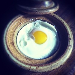 Ceramic+egg+poacher+with+finished+poached+egg1
