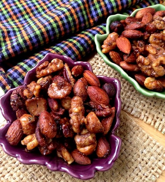 Herb nuts in leaf bowls 1