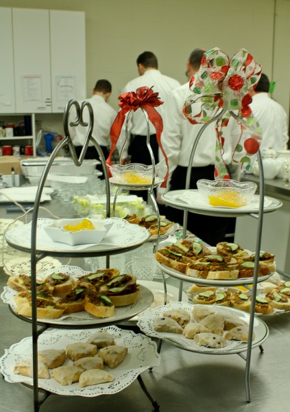 Advent tea men in kitchen