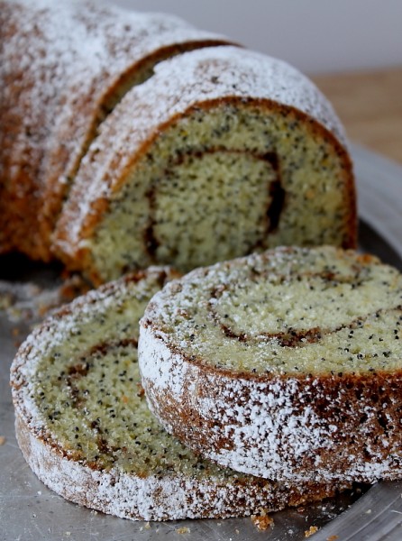 Poppyseed cake whole powdered sugar