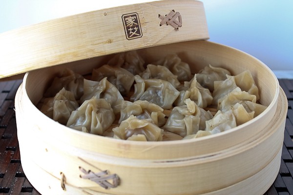 Bamboo steamer with dumplings half lid 1