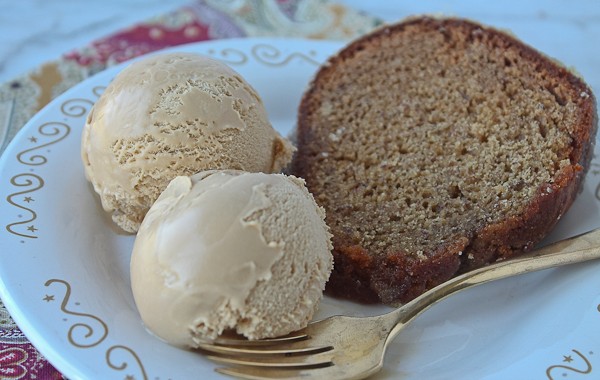 Honey cake with 2 scoops