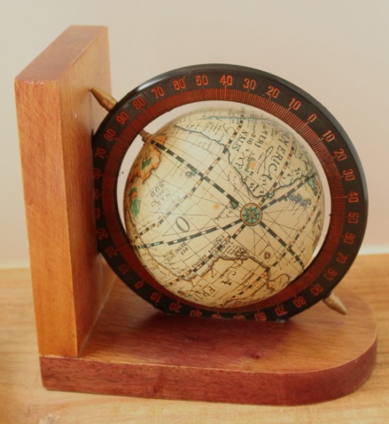 Volo globe book end