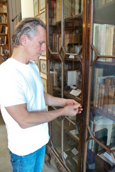 Ben unlocking glass bookcase